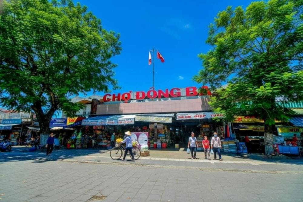 Chợ Đ&ocirc;ng Ba l&agrave; khu chợ truyền thống nổi tiếng tại Huế với nhiều đặc sản v&agrave; qu&agrave; lưu niệm